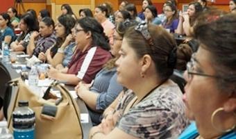 Grupo de personas mirando la presentación