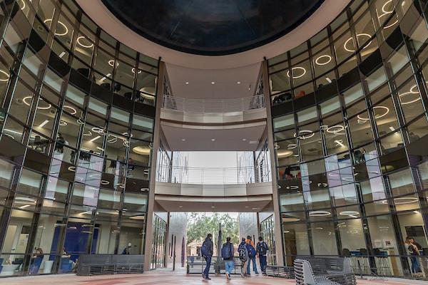 学生 walk by the new Science Building on the first day of spring semester on Monday, Jan. 2019年11月14日，美国得克萨斯州爱丁堡.  Paul Chouy摄