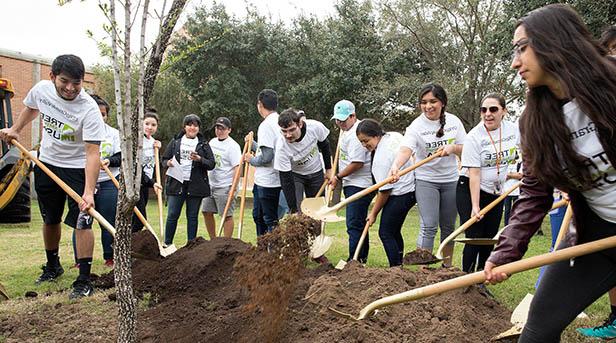 <a href='http://fund.discover-motors.com'>金沙中国</a> MSSW students have an opportunity to earn a Graduate Certificate in Sustainable Community Health Promotion in Social Work while earning the MSSW degree. 学生不需要完成比MSSW学位要求更多的学时. Macro concentration students complete the requirements for the certificate by completing the required courses in the concentration.